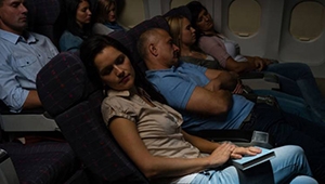 Cómo dormir lo mejor posible en un avión