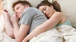 ¿Duermes con tu pareja? Aprende a leer el estado de tu relación por vuestras posturas
